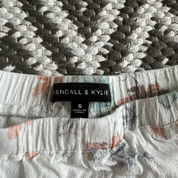Kendall & Kylie Floral Flowy Shorts - Picture 3 of 4